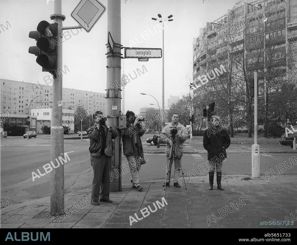 Berlin-Friedrichshain, Lenin-Denkmal, Leninplatz (1970 errichtet von Nikolaij Tomski). Protestaktion gegen den geplanten Abriß des Denkmals, 3. November 1991: Fotografen.