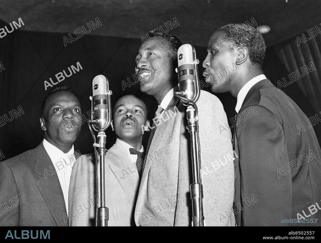 1952-04-26.. KARUSELLEN. Radioprogram för hela familjen arrangerat av Per-Martin Hamberg.. Sänt 1952-04-26.. Här ses den amerikanska sångkvartetten Delta Rhythm Boys. Från vänster Traverse Crawford, Carl Jones, Lee Gaines och Kelsey Pharr.. Foto: Jarl Ekenryd / RiR / SVT / Kod: 5600. RiR 8412 sv/v. Mapp: RADIO-Musikbilder Delta Rhytm Boys L3. Kvartett.