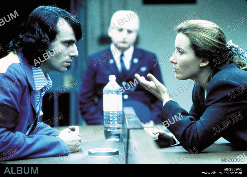 DANIEL DAY-LEWIS y EMMA THOMPSON en EN EL NOMBRE DEL PADRE, 1993 (IN THE NAME OF THE FATHER), dirigida por JIM SHERIDAN. Copyright UNIVERSAL PICTURES / HESSION, JONATHAN.