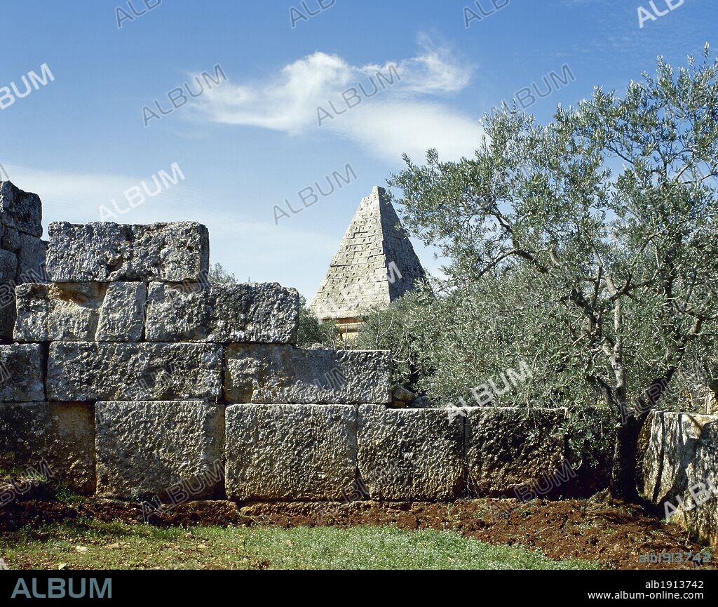 ARTE BIZANTINO. SIGLO V. SIRIA. BARA (AL-KAFR). Una de las Ciudades Muertas de los alrededores de Maarat al-Numan. En el siglo V, la ciudad era un importante centro religioso. Vista parcial de recinto arqueológico con un MAUSOLEO-PIRAMIDE al fondo.
