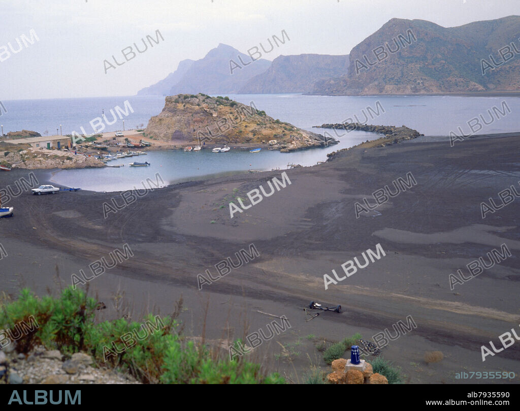 BAHIA DE PORTMAN - RESIDUOS TOXICOS PROCEDENTES DE LAS MINAS - FOTO AÑOS 90.