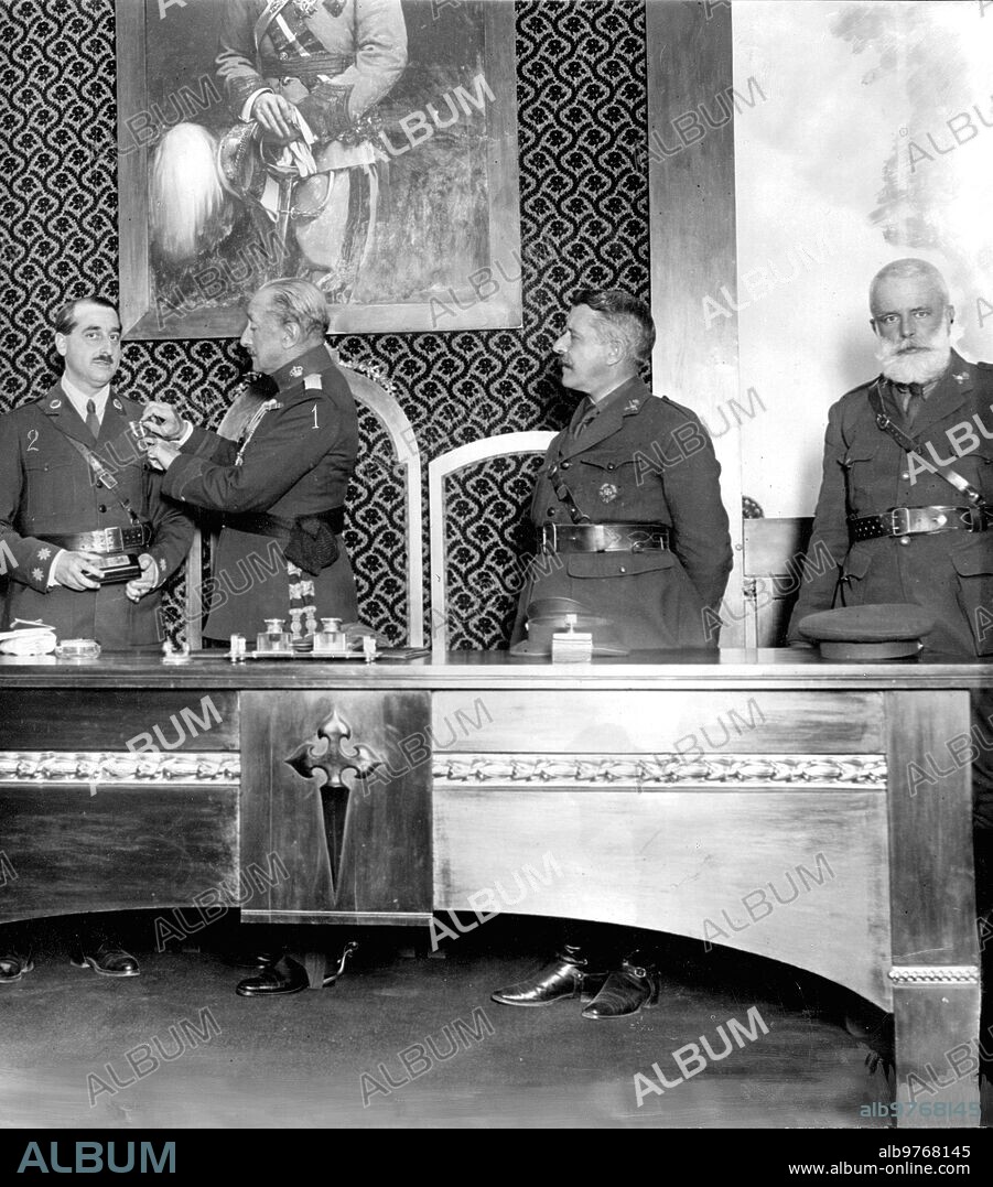 5 junio 1923. Madrid. En al colegio de Santiago.
El General , Milan del Bosch (1) Imponiendo al teniente coronel Nuñez de Prada (2) la medalla militar regalada por los Jefes y Oficiales del arma de Caballeria.
(foto Zegri Jose).