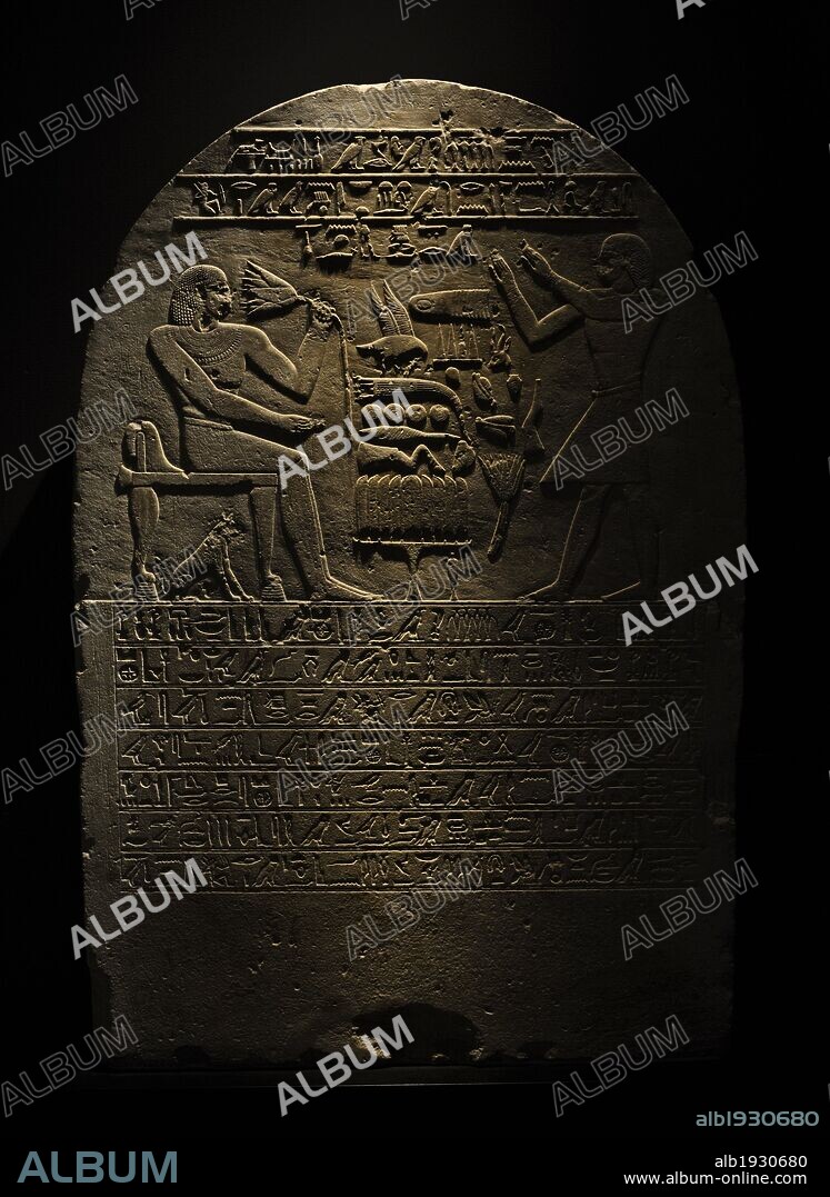 ARTE EGIPCIO. EGIPTO. Estela del general Intef (Antef). Fechada hacia el 2050 a. C. Imperio Medio. XI Dinastía. El difunto aparece representado sentado ante la mesa de ofrendas (alimentos). Museo Carlsberg Glyptotek. Copenhague. Dinamarca. Norte Europa.