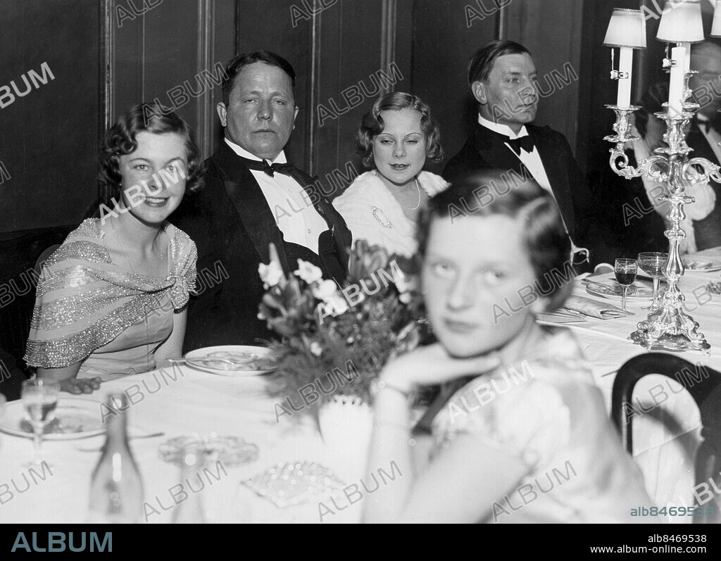 1930-tal.. Utan bildtext. Not. Vivi Ann Hultén o. Sonja Henie vid prisutdelningsbanketten Anm. V-A Hultén, 1911-2003, svensk konståkerska. Vann ett OS-brons (1936), ett VM-silver och tre VM-brons (1933-1937) och två EM-brons (1930-1932). S Henie, 1912-1969, norsk-amerikansk konståkerska och skådespelerska. Hon vann tre OS-guld (1928, 1932 och 1936), tio VM-guld (1927-1936) och sex EM-guld (1931-1936). Leende Fluga Kandelaber Ljusstakar Middagar Konståkning Glitter CD575 persons: SONJA HENIE;VIVI-ANNE HULTÉN sites: USA*;NORGE*;SVERIGE*.