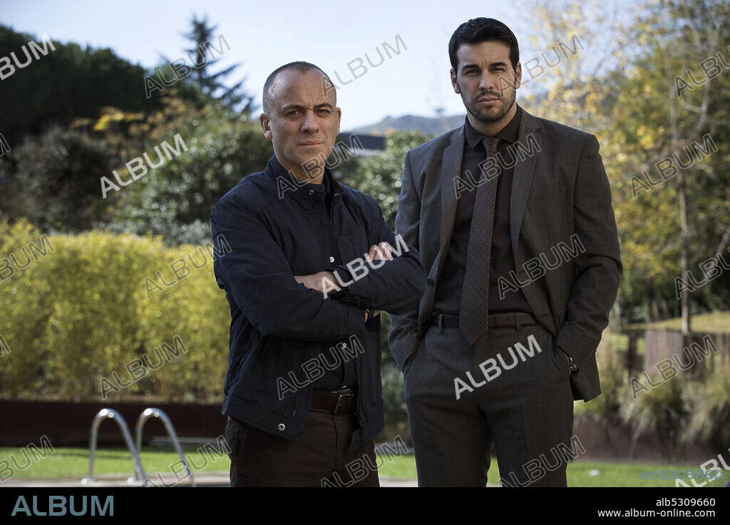 JAVIER GUTIERREZ and MARIO CASAS in THE OCCUPANT, 2020 (HOGAR), directed by ALEX PASTOR and DAVID PASTOR. Copyright NOSTROMO PICTURES.