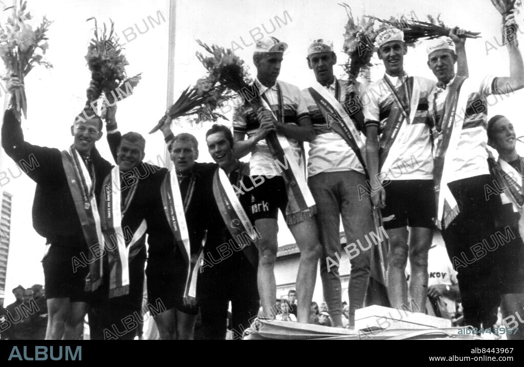 ARKIV 1968. Fåglum-bröderna, Erik, Gösta, Sture och Tomas Pettersson överst på prispallen efter lag-tempo-VM på cykel i Montevideo.. Foto: Pressens Bild Kod:190. SCANPIX SWEDEN.