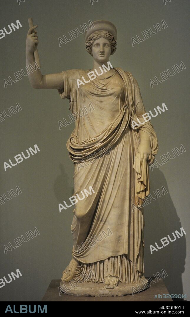 Diosa Hera (Juno romana) del tipo Efeso-Viena. Copia romana de la primera mitad del siglo II d. C. de un original griego de principios del siglo IV a. C. Colección Farnese. Museo Arqueológico Nacional. Nápoles. Italia.