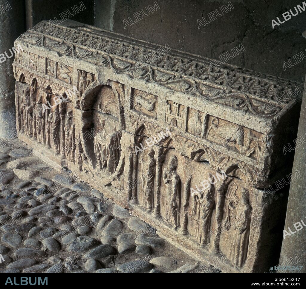 SEPULCRO DE PIEDRA GOTICO SITUADO EN EL CLAUSTRO - SIGLO XIII.