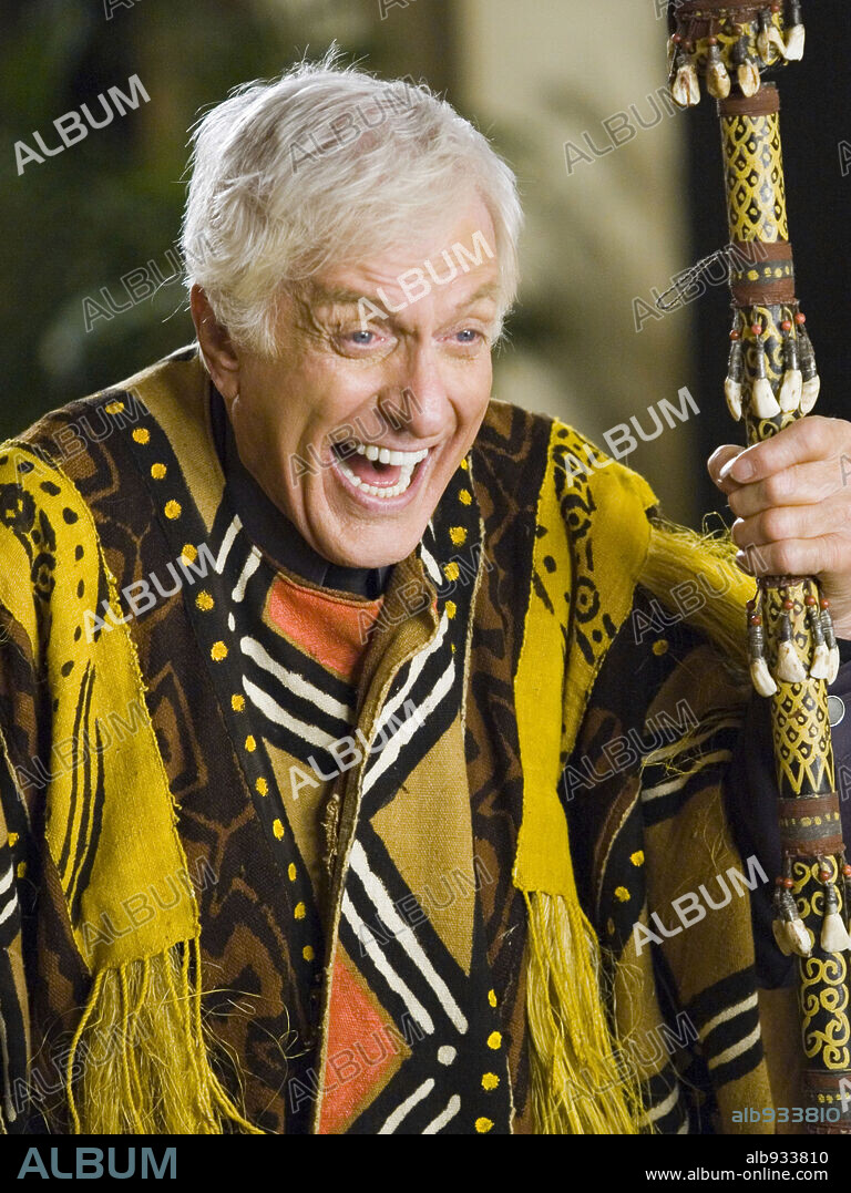 DICK VAN DYKE in NIGHT AT THE MUSEUM, 2006, directed by SHAWN LEVY. Copyright 20TH CENTURY FOX.
