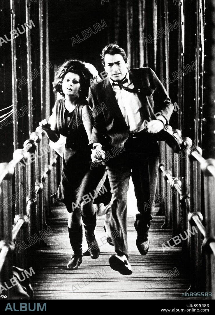 GREGORY PECK y SOPHIA LOREN en ARABESCO, 1966 (ARABESQUE), dirigida por STANLEY DONEN. Copyright RANK/UNIVERSAL.
