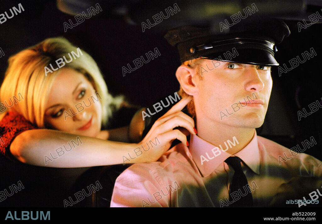 JANE KRAKOWSKI and JUDE LAW in ALFIE, 2004, directed by CHARLES SHYER. Copyright PARAMOUNT PICTURES.