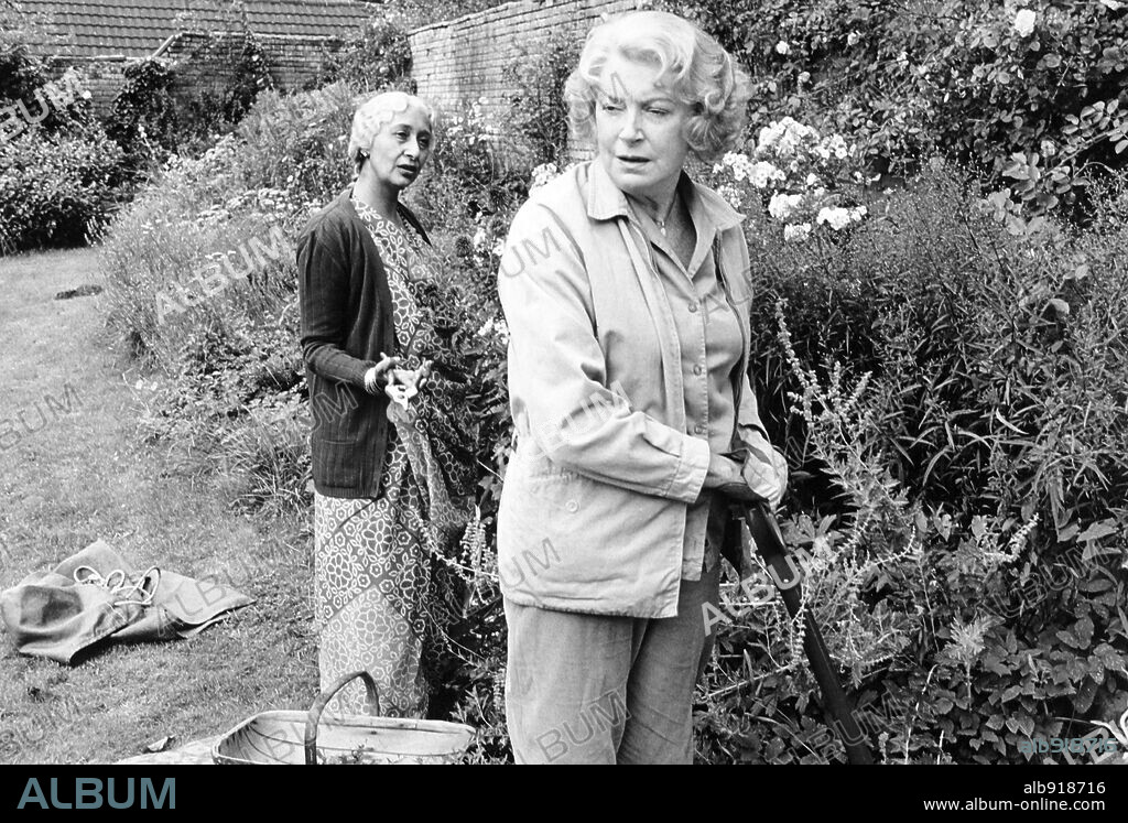 DEBORAH KERR y MADHUR JAFFREY en THE ASSAM GARDEN, 1985, dirigida por MARY MCMURRAY. Copyright CONTEMPORARY FILMS.