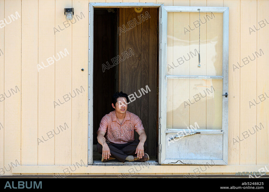 STEVEN YEUN en MINARI, 2020, dirigida por LEE ISAAC CHUNG. Copyright PLAN B ENTERTAINMENT.