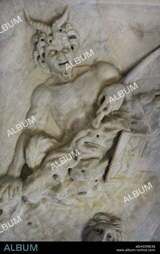 La infancia de Baco. Siglos I-II. Relieve con la representación de un sátiro asomando entre rocas y vides (detalle). Mármol. Procedente de Roma, Italia. Museo Arqueológico Nacional. Madrid. España.