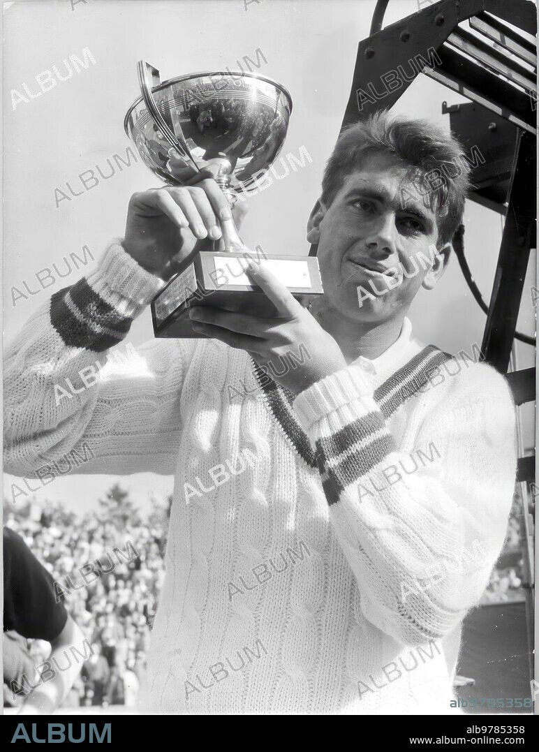May 26, 1961. The tennis player Manuel Santana, winner of the individual final of the International Tennis Championship, held at the Roland Garros stadium, against the Italian Nicola Pietrangeli.