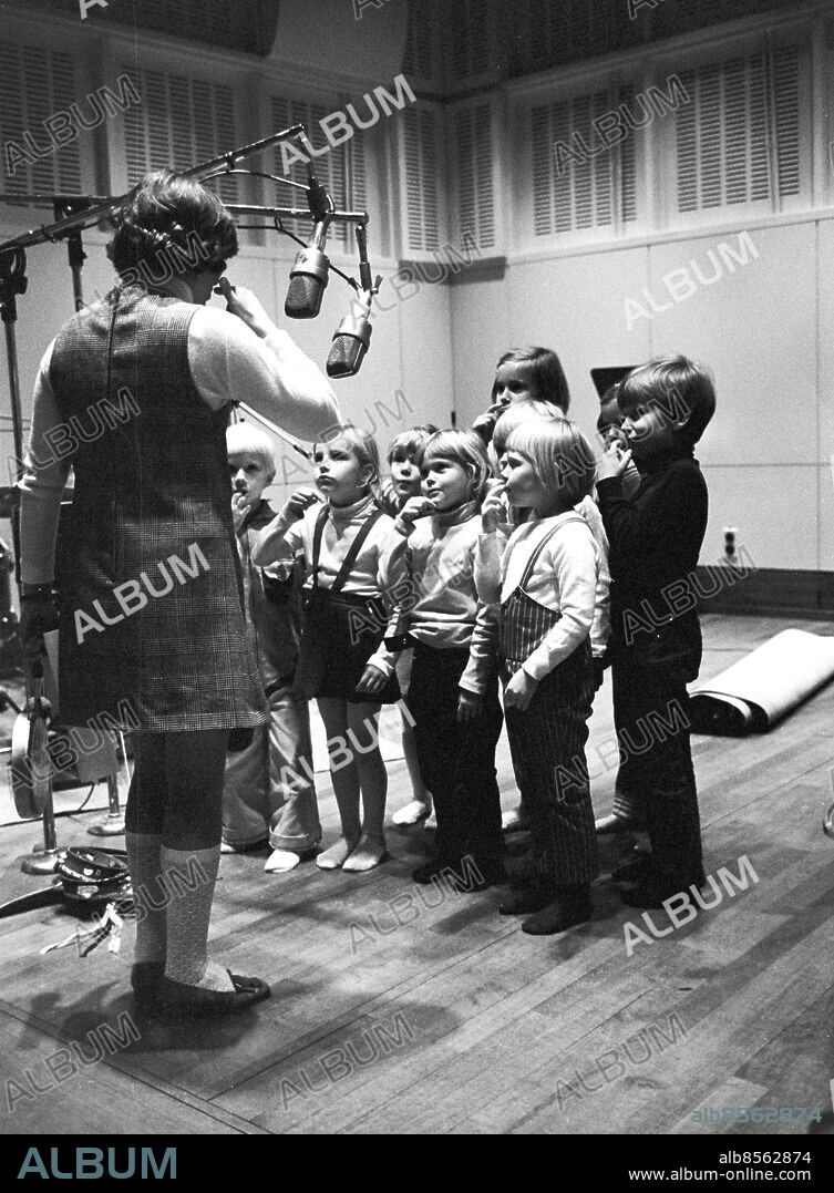 STOCKHOLM 1969-09-24.. KLAPP OCH KLANG. Musikprogram i radio med Olle Åkerfeldt, Irène Winqvist, Ivan Renliden och några barn.. Sänt under säsongen 1969.. Här ses några av de medverkande.. Foto: Anna Asp / RiR / SVT / Kod: 5600. Reportage publ. i RiR 42/69 sid. 20-21.. RiR 19585 sv/v . Barnprogram.