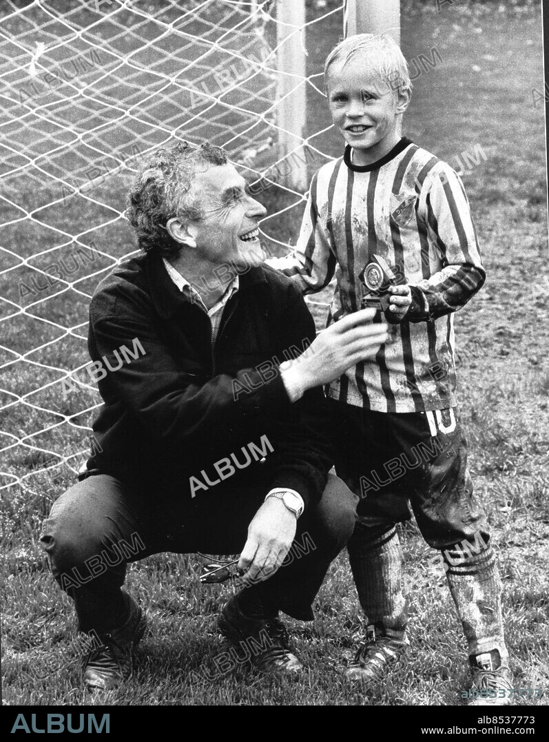 BILDEN: Bo Widerberg med sonen Johan efter St Erikscupen 1984. Foto: Bernt Claesson code 8. © PRESSENS BILD.