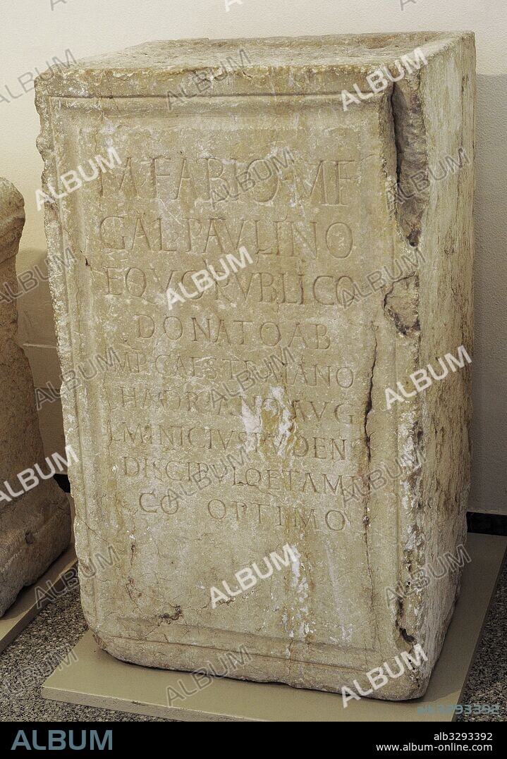 Pedestal de estatua romana. Dedicado a Marcus Fabius Paulinus. Forum Provincial. Siglo I d. C. Piedra de Santa Tecla. Museo Nacional Arqueológico. Tarragona, Cataluña, España. Roman statue pedestal. Dedicated to Marcus Fabius Paulinus. Provincial Forum. 1st century. Santa Tecla stone. Dedicated by his friend Lucius Minicius Pudens. National Archaeological Museum, Tarragona. Spain.