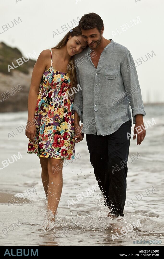 ALEX BATLLORI y PALOMA BLOYD en PERDONA SI TE LLAMO AMOR, 2014, dirigida por JOAQUIN LLAMAS. Copyright TELECINCO CINEMA.