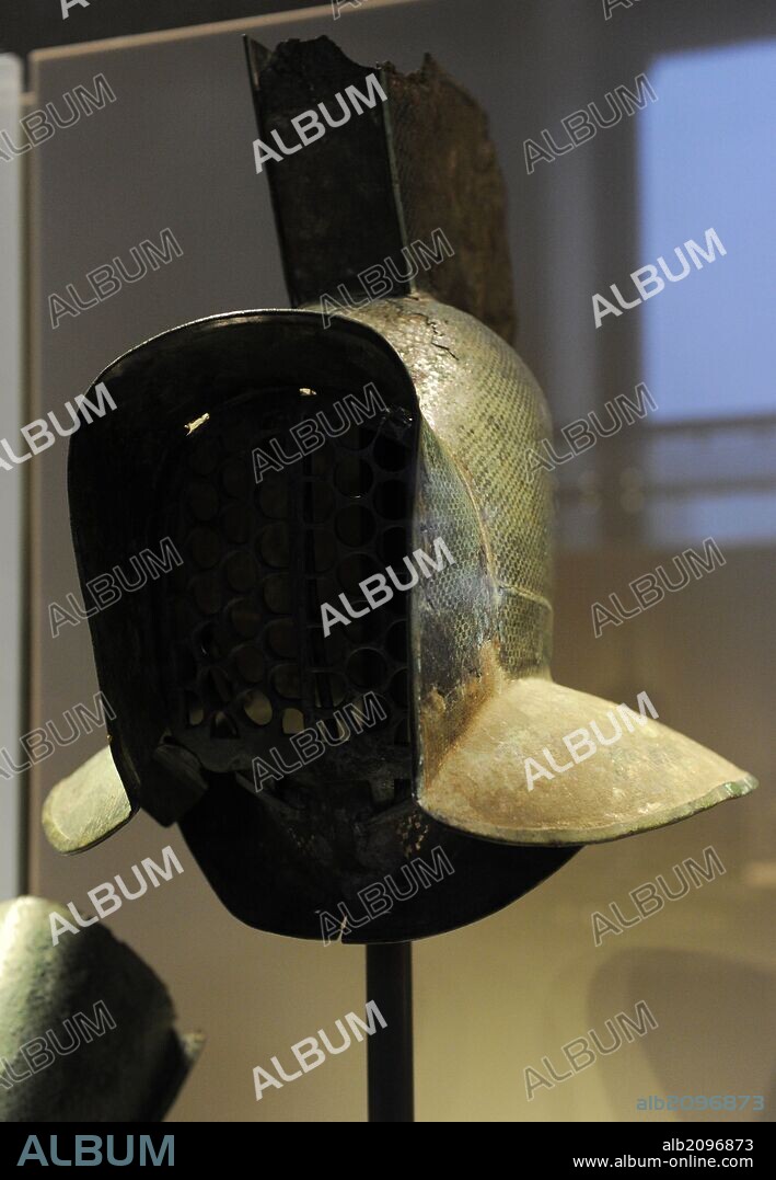 ARTE ROMANO. EUROPA. El "murmillo" era una clase de gladiador de la época del Imperio romano. Su principal característica era la cresta de su casco que tenía una forma que asemejaba la de un pez. Detalle del casco. Bronze. Siglo II d. C. Neues Museum (Nuevo Museo). Berlín. Alemania. Europa.
