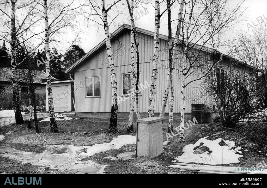 Stockholm 1977-04-01. Operation Leo, namn på en planerad kidnappning av statsrådet Anna-Greta Leijon som leddes av den tyske terroristen Norbert Kröcher. Operationen ansågs vara en hämndaktion då Leijon ansvarat för utvisningen av de fem överlevande terroristerna från Västtyska ambassaddramat i Stockholm två år tidigare. Säkerhetspolisen avslöjade planerna och såväl tyska som svenska medborgare dömdes för brotten. BILDEN: Terroristernas villa i Trollbäcken där de planerade kidnappningen. Foto: Leif R Jansson / SvD / TT / kod 12014.