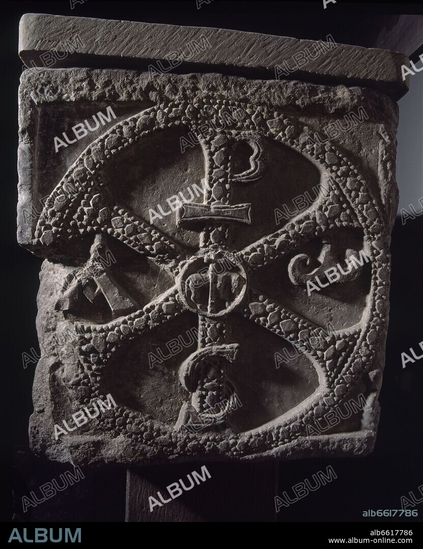 MAESTRO DE DOÑA SANCHA. CRISMON TRINITARIO CON UN AGNUS DEI EN EL CENTRO - DETALLE DE UN LATERAL DEL SARCOFAGO DE DOÑA SANCHA - SIGLO XII - ROMANICO ARAGONES.