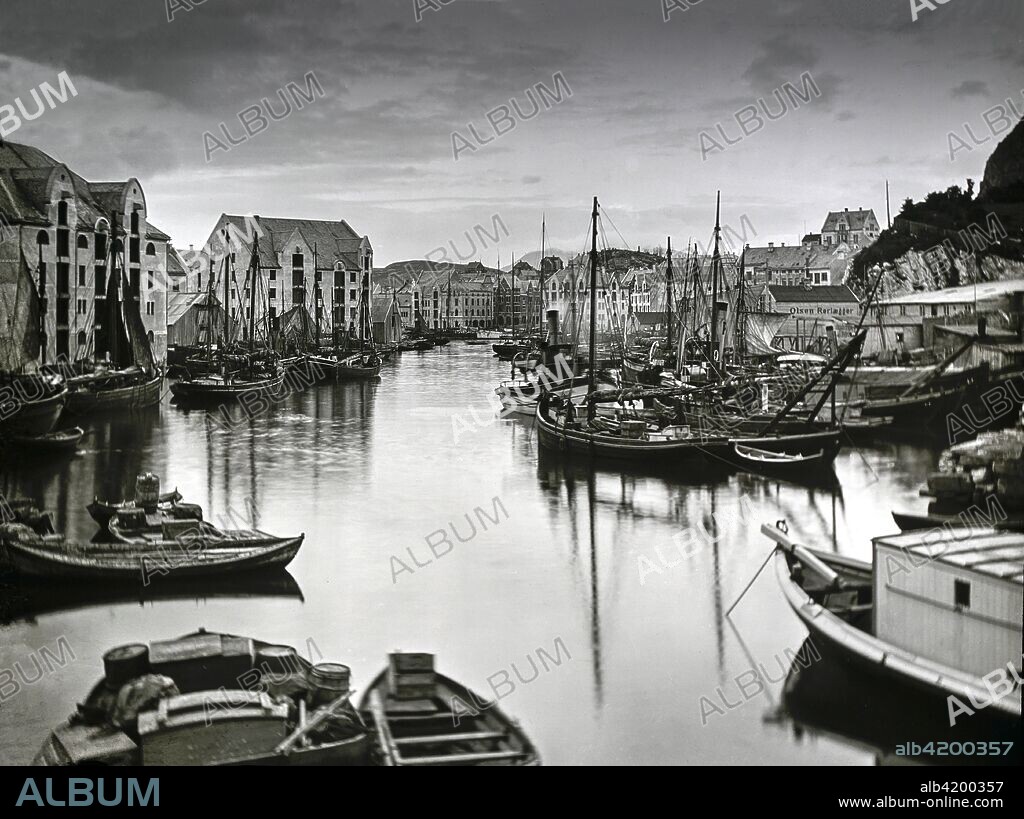 Magic lantern slide circa 1900.Victorian. Alesund Harbour. Ã…lesund (Norwegian pronunciation: [Â²??l?s?n] (About this sound listen)) is a town and municipality in MÃ¸re og Romsdal county, Norway. It is part of the traditional district of SunnmÃ¸re, and the center of the Ã…lesund Region. It is a sea port, and is noted for its concentration of Art Nouveau architecture. The town of Ã…lesund is the administrative centre of Ã…lesund Municipality, as well as the principal shipping town of the SunnmÃ¸re district.
