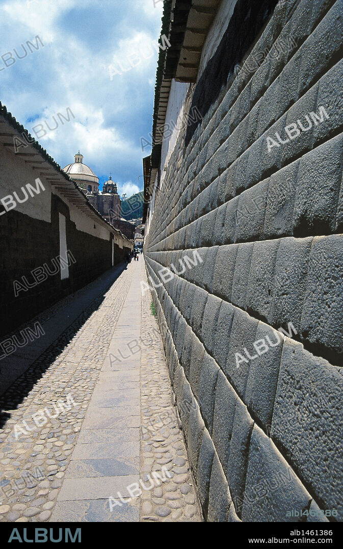 PERU. CUZCO. Vista del CALLEJON DE LORETO, con los antiguos muros quechuas.