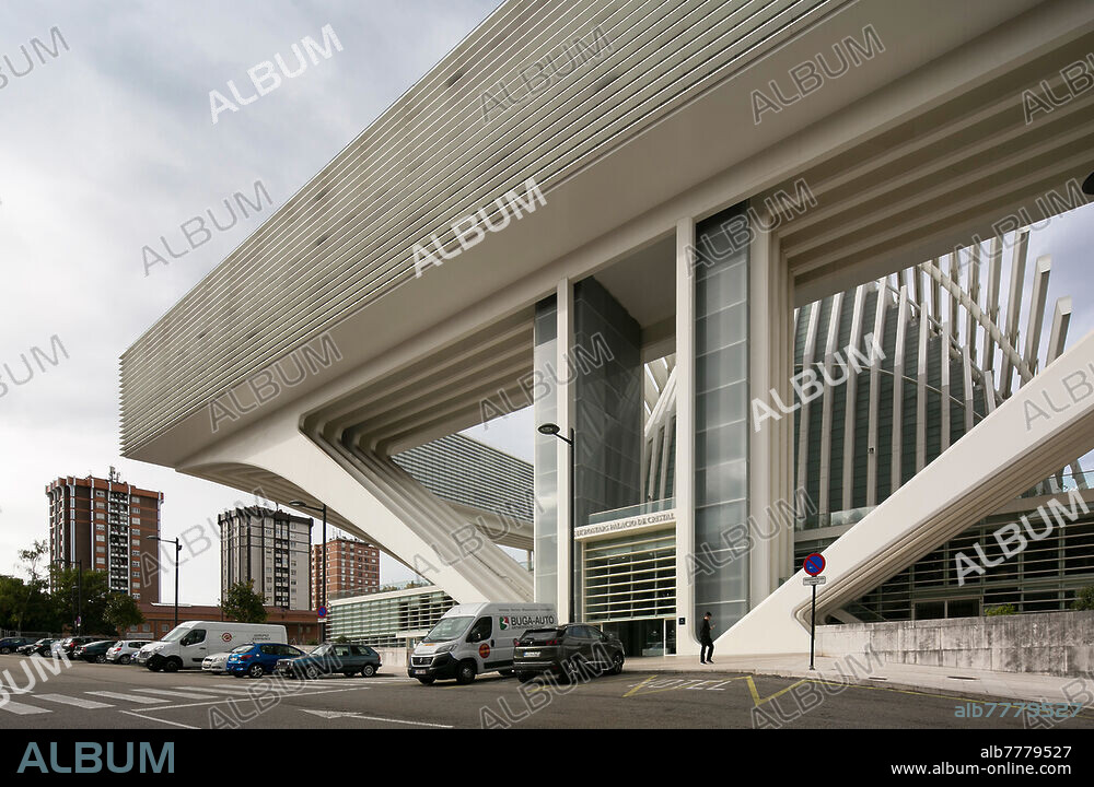 Spanien Oviedo Asturien 0042  Kongreßpalast 2004-11 von Santiago Calatrava Teilansicht.