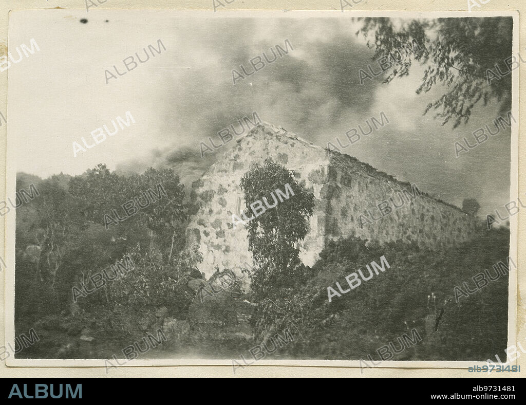 La Palma (Santa Cruz de Tenerife), julio de 1949. Erupción del Volcán San Juan. En la imagen, una vista de la ermita de San Nicolás, que quedó incomunicada con la parte oriental de la isla.