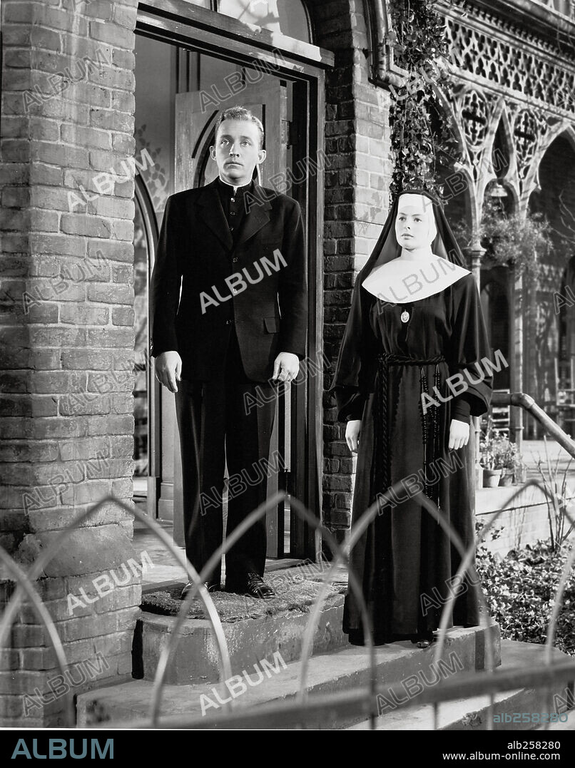 BING CROSBY and INGRID BERGMAN in THE BELLS OF ST MARY'S, 1945, directed by LEO MCCAREY. Copyright RKO.