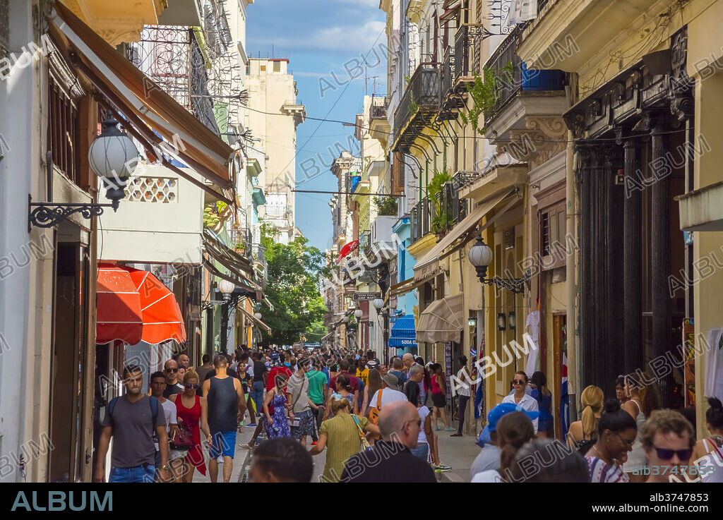 Obispo shopping street, La Habana Vieja (Old Havana), UNESCO World Heritage Site, Havana, Cuba, West Indies, Caribbean, Central America.