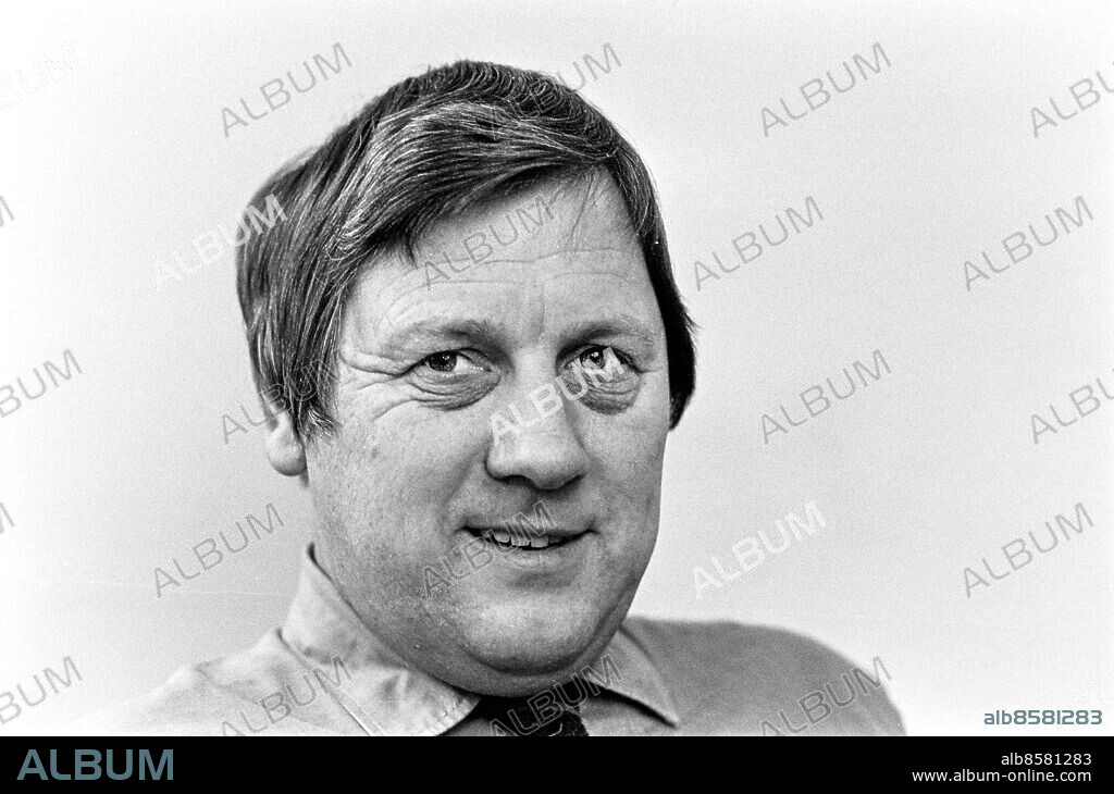 1972-01-21.. Rune Gnestadius, Gnesta-Kalle, dragspelare, producent vid Sveriges Radio 1968-1993.. Foto: Bo-Aje Mellin / RiR / SVT / Kod: 5600. Reportage publ. i RiR 8/72 sid. 3 inför TV-programmet Våra favoriter.. RiR 20401 sv/v neg.