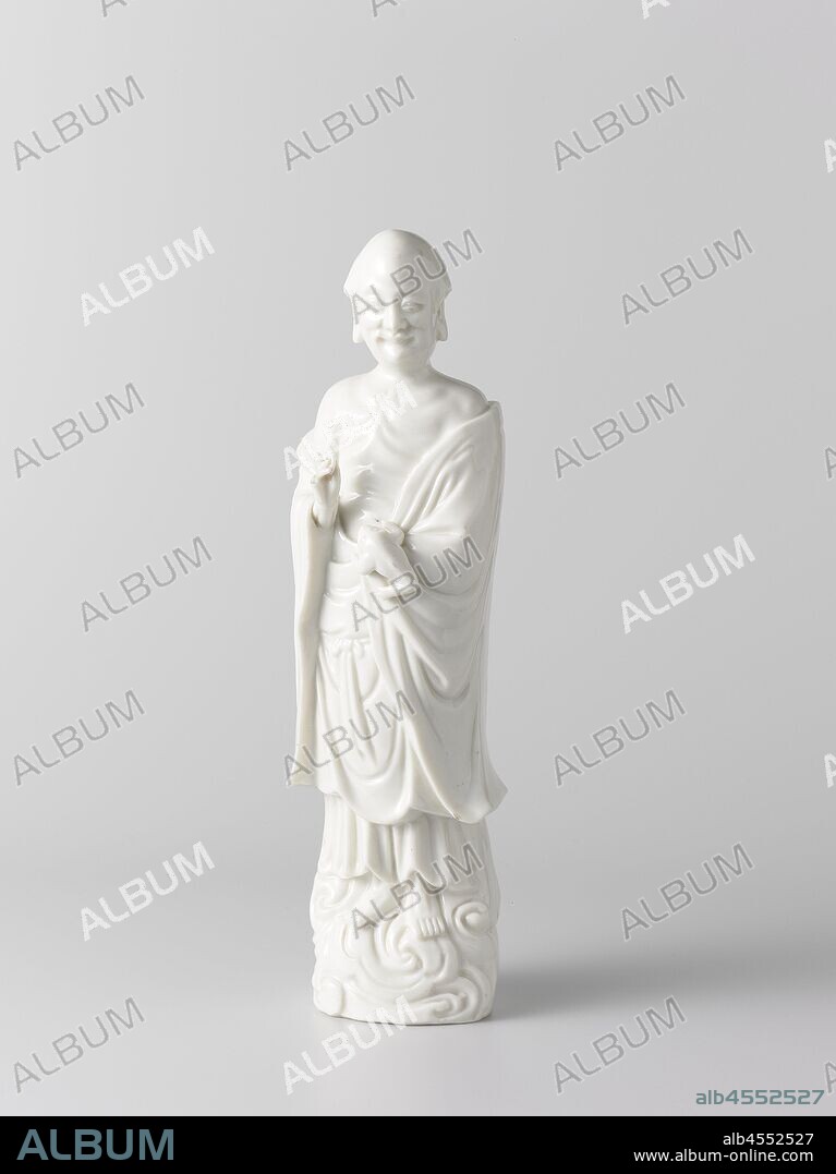 The immortal Liu Hai Figure of the taoist Immortal Liu Hai with the three-legged toad and gold coin. The image represents Liu Hai, a Taoist Immortal, with his attribute the three-legged toad and a gold coin, he is dressed in an open robe and stands on a pedestal in the shape of a cloud. Some baking cracks, a finger has broken off. Blanc de Chine., anonymous, China, c. 1700 - c. 1724, Qing-dynasty (1644-1912) / Kangxi-period (1662-1722) / Yongzheng-period (1723-1735), porcelain (material), glaze, vitrification, h 35.5 cm l 10.5 cm × w 8 cm l 8.4 cm × w 7.3 cm.