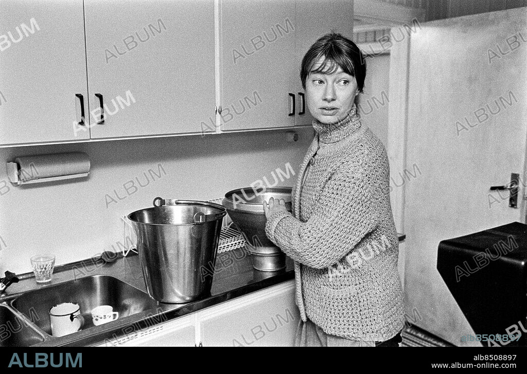 ÖDENÄS 1971-04.. Inspelning av HEM TILL BYN. TV-serie av Bengt Bratt i regi av Jackie Söderman.. Sänt första gången 1971-11-17.. Här ses skådespelerskan Kerstin Tidelius, som Ingrid Löfgren.. Foto: Bo-Aje Mellin / RiR / SVT / Kod: 5600. Reportage publ. i RiR 22/71 sid. 10-12 och RiR 47/71 sid. 18-19.. RiR 20131 sv/v neg.