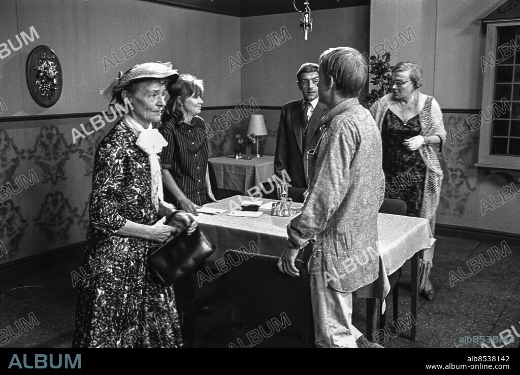 ARKIV 19650604.. HOTET. TV-pjäs av Arnold Wesker i regi av Johan Bergenstråhle.. Sänt första gången 1966-01-17.. Här ses från vänster skådespelarna Karin Kavli, som Rut, Lena Granhagen, som Harriet, Tor Isedal, som Max, Gösta Ekman, som Peter, och Dagny Stenius, som Daphne, under inspelningen.. Foto: Bo-Aje Mellin / SVT / Kod: 5600. Reportage publ. i RiR 3/66. RiR 17722. sv/v neg.