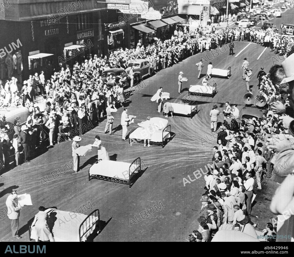 USA PHOENIX 1948-11-17.. Några hotellstäderskor från ett antal hotell i Phoenix deltar i en tävling i sängbäddning inför tusentals åskådare. Vinnare blev Marta Miku på Hotel Westward Ho som bäddade sin säng på en minut, 7 1/2 sek.. Foto: International News Photos / AB Text & Bilder / SVT / Kod: 5600. Engelsk originalbildtext.. Mapp: Sportkuriosa Diverse 1940-1949 3562E.