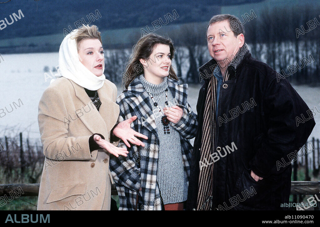 Like pitch and brimstone - Christiane Wissmann (BIRGE SCHADE, M.) hides her disappointment when she hears that her brother Thomas (RAINER HUNOLD) wants to celebrate Christmas with his wife in their new home. Her sister Annabelle (SASKIA VESTER) is not in the mood for a family celebration either. Director: Rolf von Sydow aka. Everything for love / Title: LIKE PECH UND SCHWEFEL / BRD 1997.