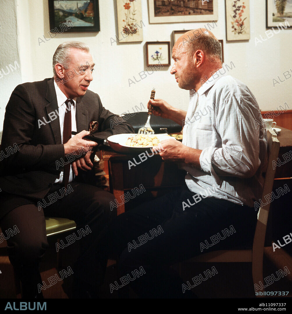 DERRICK / Death of a young girl / Margot Glogau is found brutally murdered on her bed. Chief Inspector Derrick (HORST TAPPERT) suspects that the attractive saleswoman knew her murderer, because the apartment key is in the intact lock ... / Scene: Albert Sussloff (PETER KUIPER) is interrogated. / Headline: DERRICK / BRD 1985.