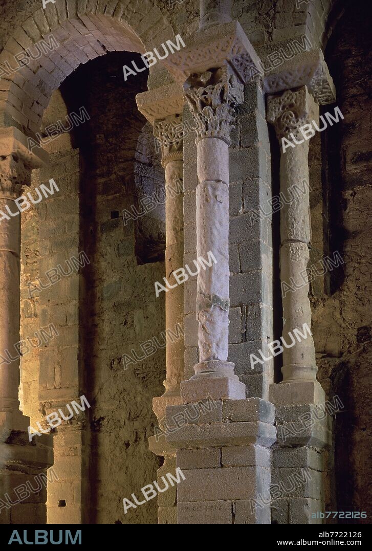 DETALLE DE LAS COLUMNAS LA NAVE CENTRAL DE LA IGLESIA DEL MONASTERIO DE SAN PEDRO DE RODAS - SIGLO XI.