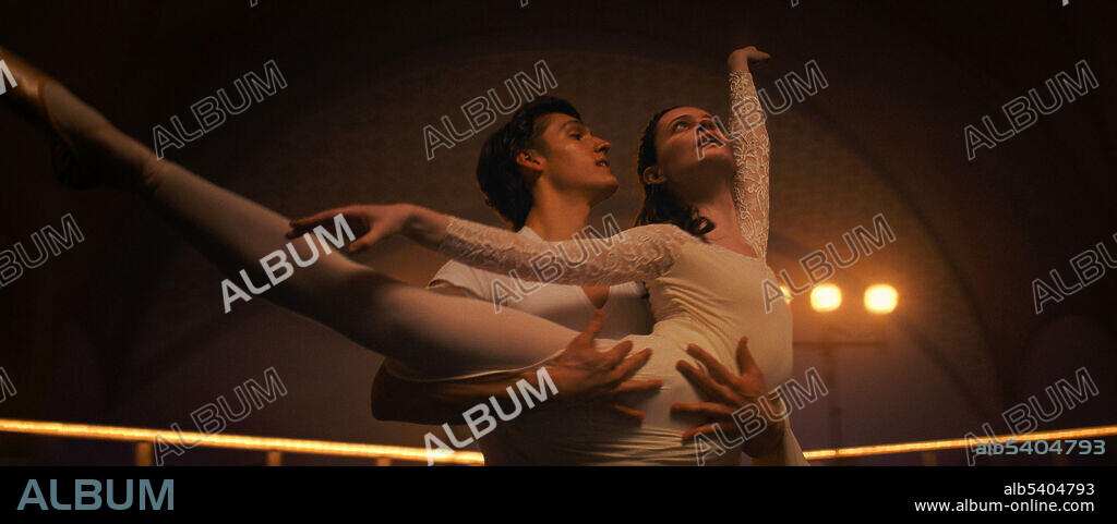 DIANA SILVERS en AVES DEL PARAISO, 2021 (BIRDS OF PARADISE), dirigida por SARAH ADINA SMITH. Copyright AMAZON STUDIOS.