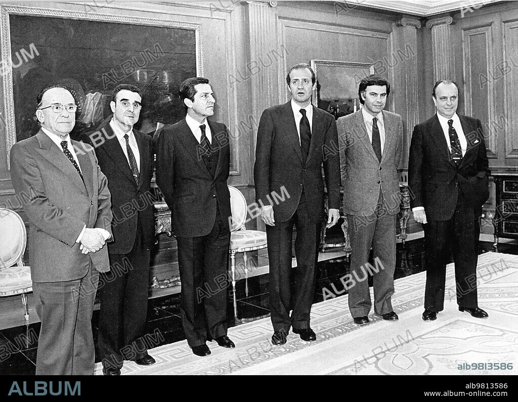 Madrid, 2/24/1981. The King with the main political leaders, meeting on the occasion of the assault carried out by Lieutenant Colonel Tejero in the Congress of Deputies. From left From left to right: Santiago Carrillo, Agustín Rodríguez Sahagún, Adolfo Suárez, HM the King, Felipe González and Manuel Fraga.
