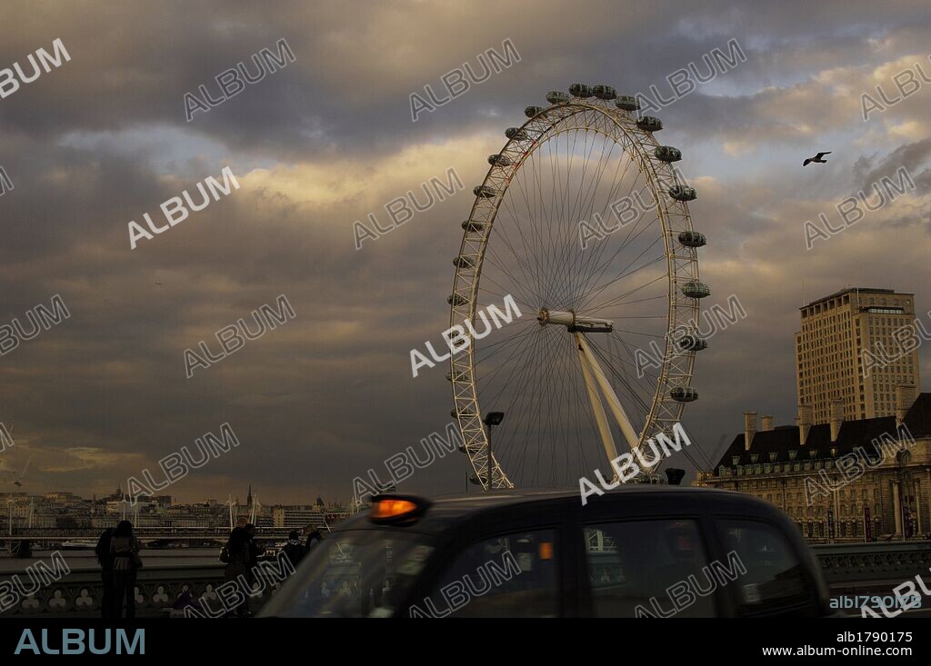 REINO UNIDO. LONDRES. Vista de la NORIA DEL MILENIO (LONDON EYE) a orillas del rio Tamesis. Inglaterra.