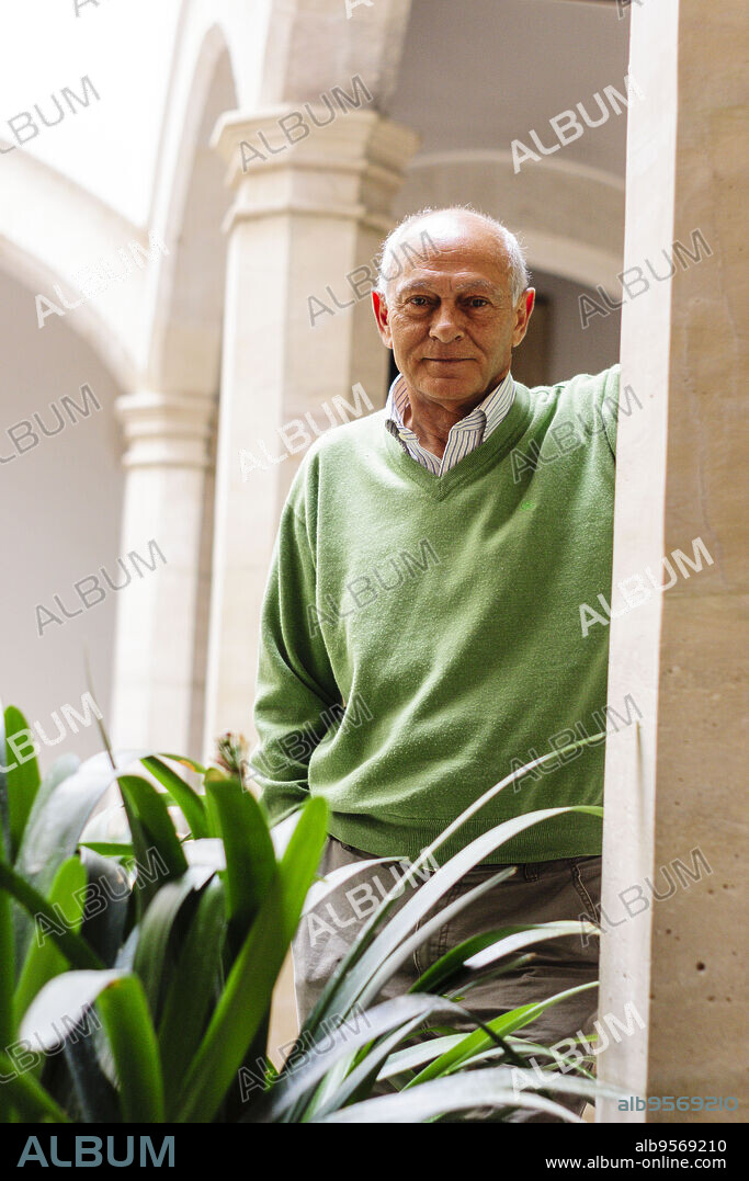 Perico Montaner, director del archivo municipal de Palma,patio de Can Bordills, mallorca, islas baleares, Spain, europa.