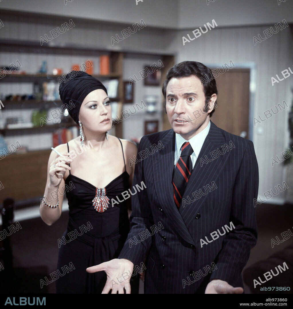 ANALIA GADE y ARTURO FERNANDEZ en MATRIMONIO AL DESNUDO, 1974, dirigida por RAMON FERNANDEZ.