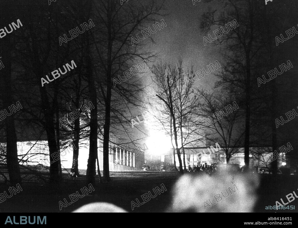 TT-LÖR-AMBASSADDRAMAT SEKLET-POLITIK-70    Den 24 april 1975 lyckades sex medlemmar av den tyska terrororganisationen ta sig in pÂ den v?sttyska ambassaden i Stockholm . Polisen omringade ambassaden och evakuerade personalen via stegar. De tolv personer som inte hann ut , d?ribland den v?sttyske ambassad?ren Dietrich Stoecker, togs som gisslan. Ockupanterna hotade att d?da gisslan om polisen f?rs?kte storma byggnaden De kr?vde att 26 medlemmar ur den v?sttyska Baader Meinhof-ligan skulle friges frÂn f?ngelset f?re klockan 21 samma kv?ll. N?r den v?sttyska regeringen avvisat kraven detonerade en bomb som f?rst?rde stora delar av ambassaden och d?dade en av terroristerna. Bilden visar ?gonblicket dÂ den v?sttyska ambassaden spr?ngs Foto: Arne J?nsson Kod: 35/9909 COPYRIGHT SCANPIX SWEDEN.