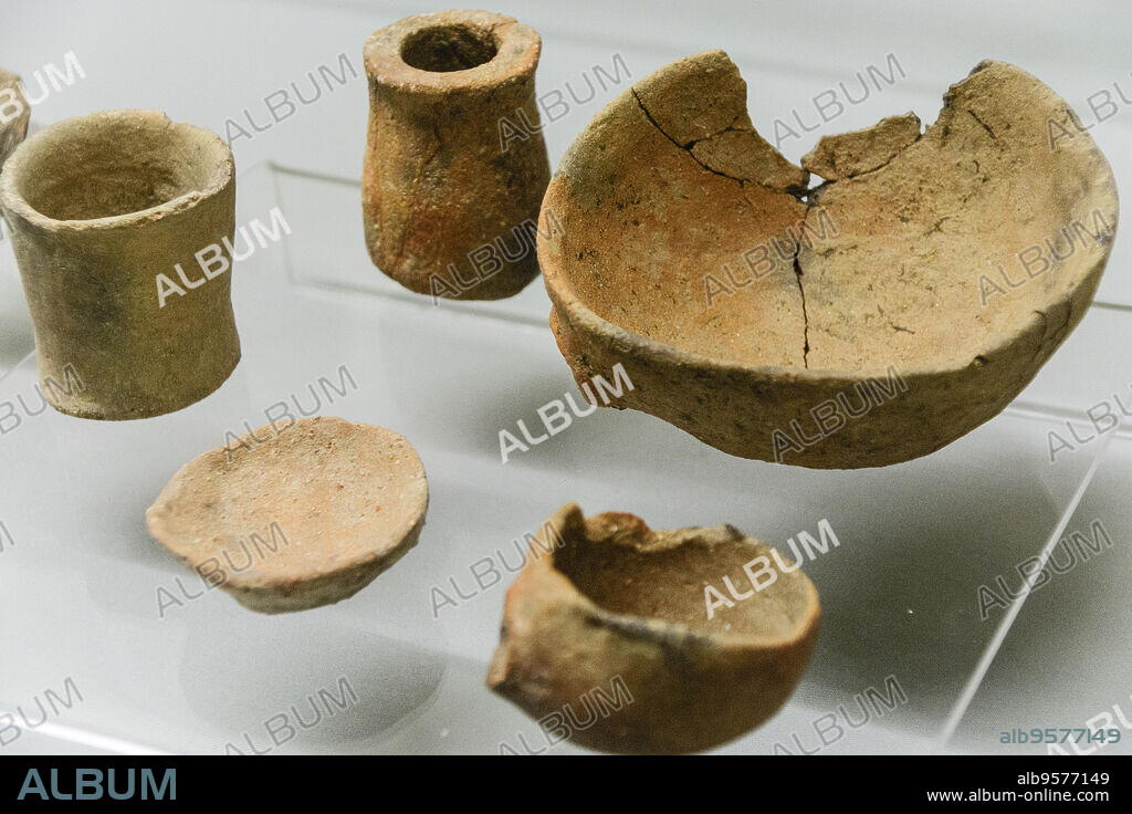 copas y tazas de ceramica, neolitico final, 4000-3000 antes de cristo, museo de Evora,Evora,Alentejo,Portugal, europa.