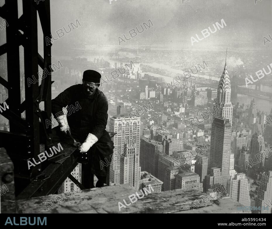 New York (USA), Empire State Building. (built 1930-32; Arch.: Shreve a. o., height with antenna pole 400m). Workman during the building of the Empire State Building. Photo, 1930 (Lewis W.Hine).