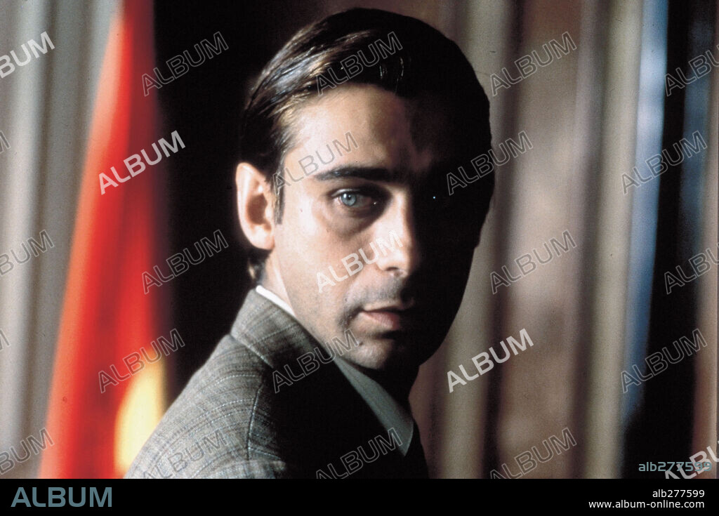 JORDI MOLLA en LOS AÑOS BARBAROS, 1998, dirigida por FERNANDO COLOMO. Copyright SOGETEL.