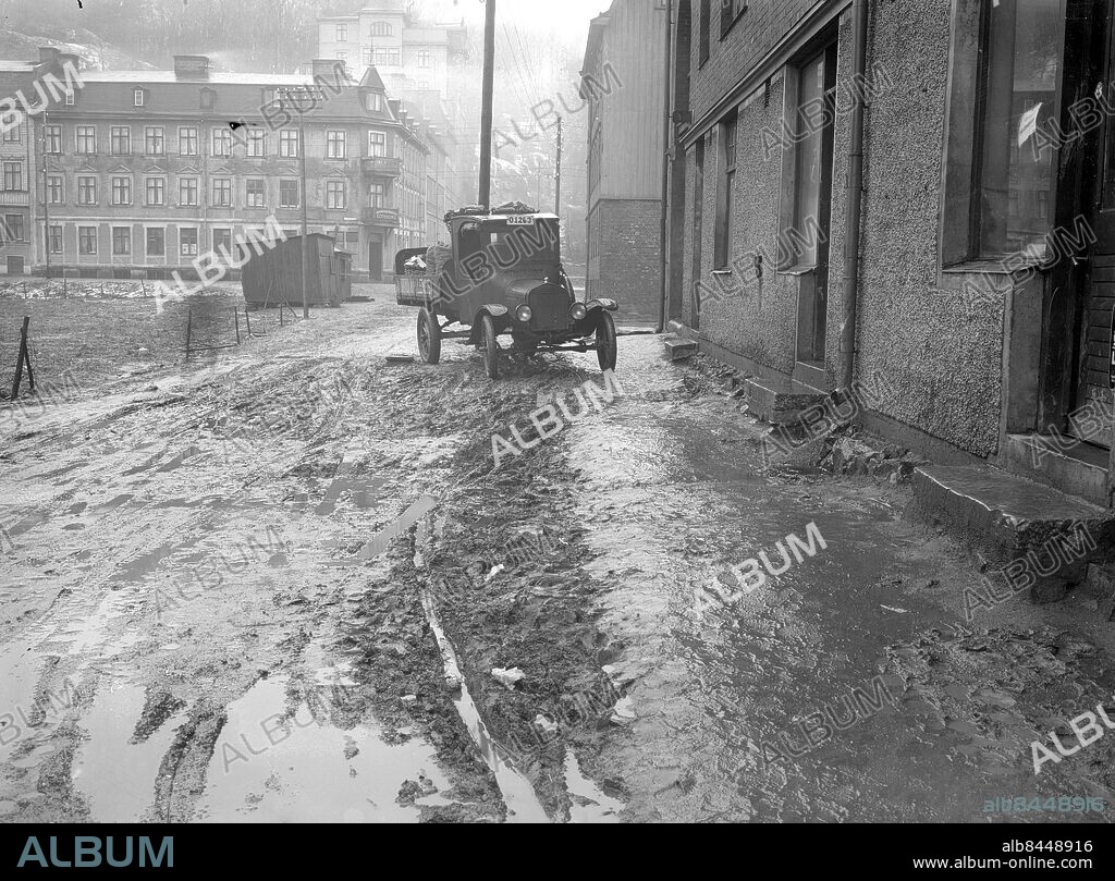 Göteborg - 1924-02-18 - Liten lastbil på lerig gata *** Local Caption *** Låda GT 1924-01 - 069. KAMERAREPORTAGE.